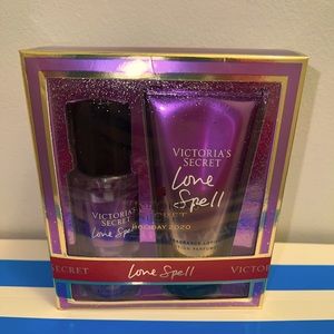 selling : perfume and lotion
brand : Victoria’s Secret